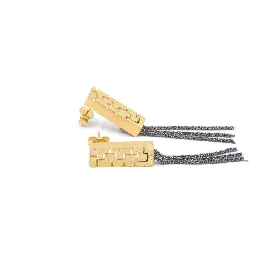 Long stud earrings in gold-plated silver, Textura collection · Nerea Aixàs
