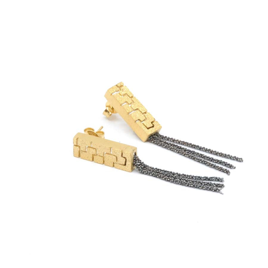 Long stud earrings in gold-plated silver, Textura collection · Nerea Aixàs