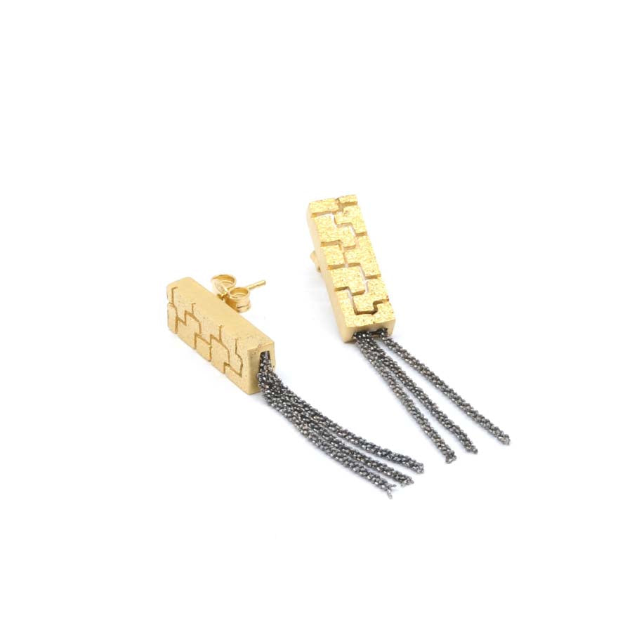Long stud earrings in gold-plated silver, Textura collection · Nerea Aixàs