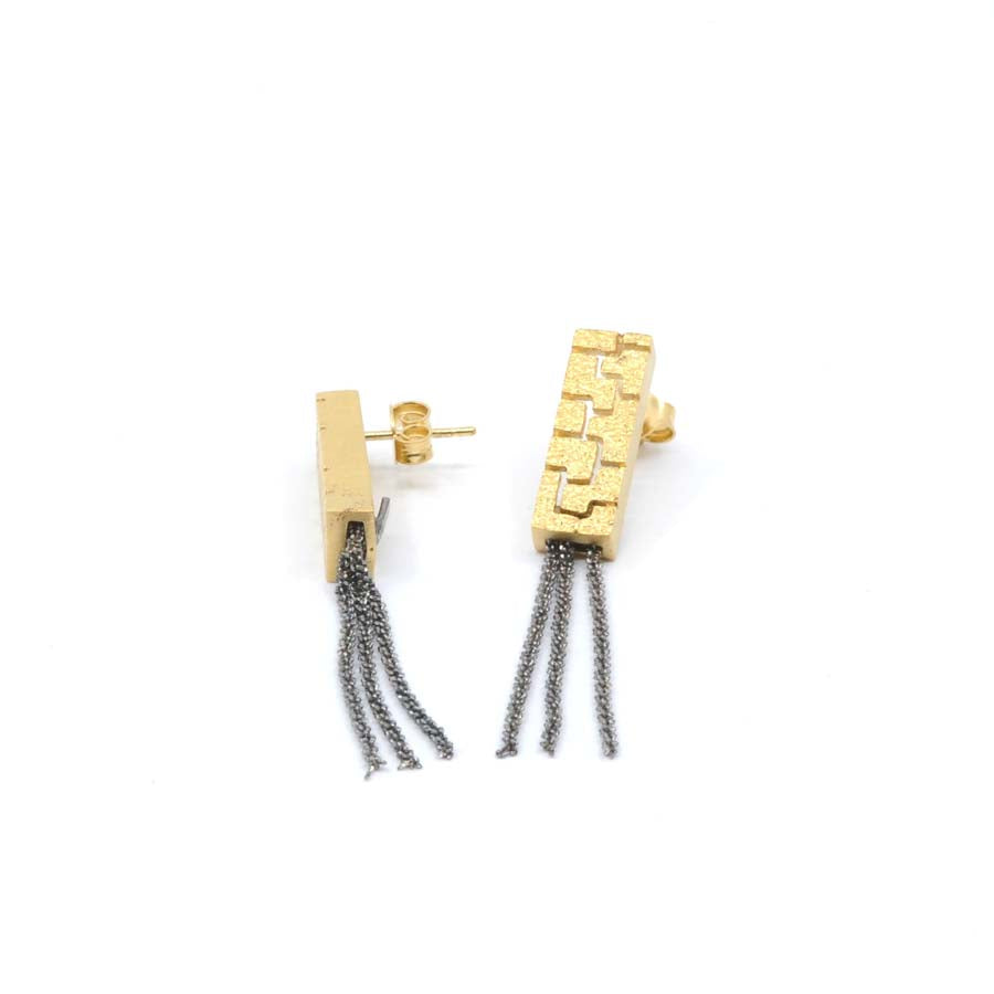 Long stud earrings in gold-plated silver, Textura collection · Nerea Aixàs
