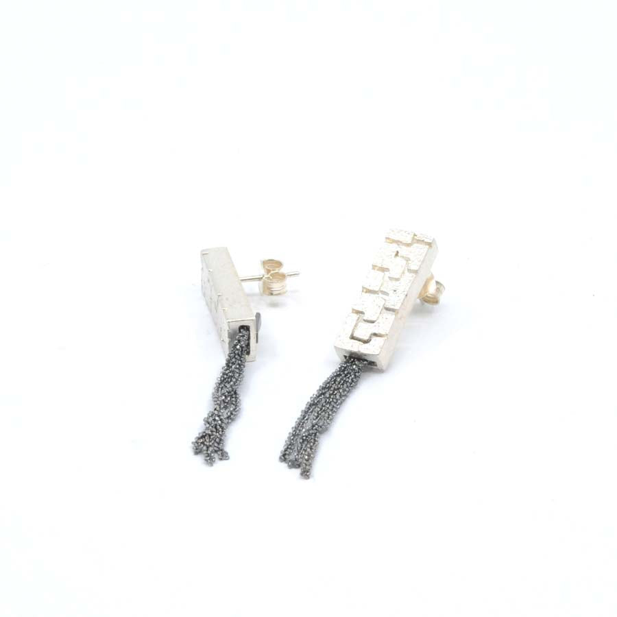 Long stud earrings in silver, Textura collection · Nerea Aixàs