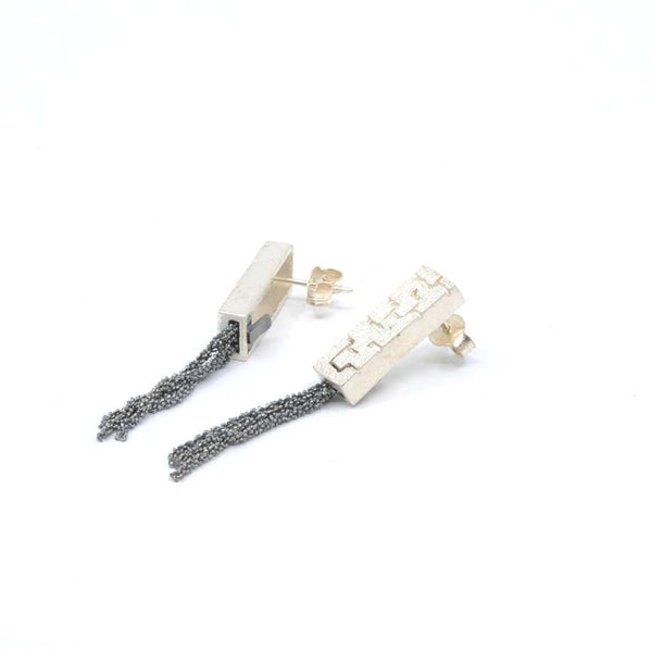 Long stud earrings in silver, Textura collection · Nerea Aixàs