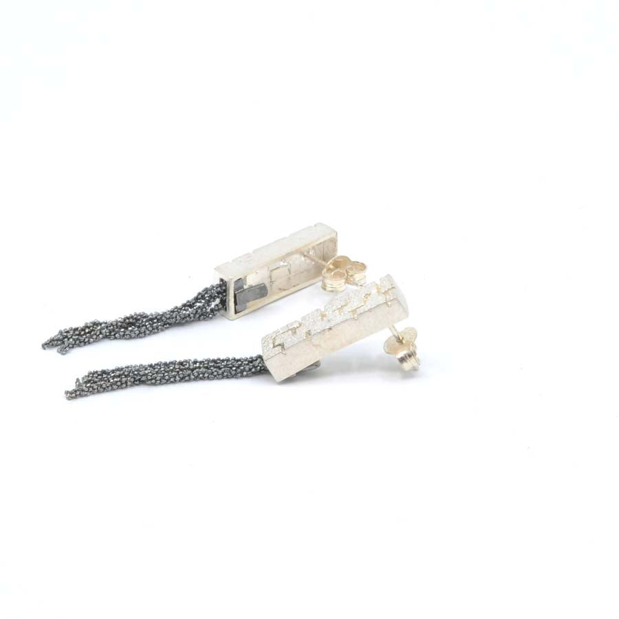 Long stud earrings in silver, Textura collection · Nerea Aixàs