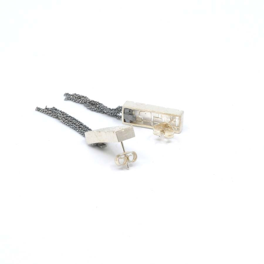 Long stud earrings in silver, Textura collection · Nerea Aixàs
