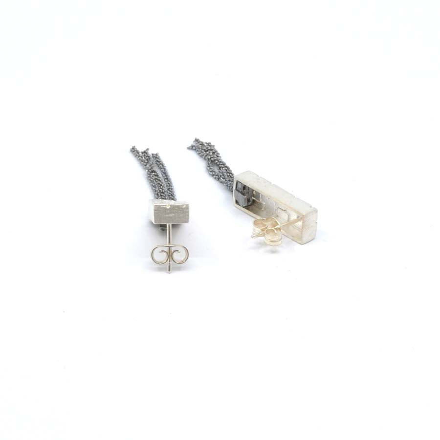 Long stud earrings in silver, Textura collection · Nerea Aixàs