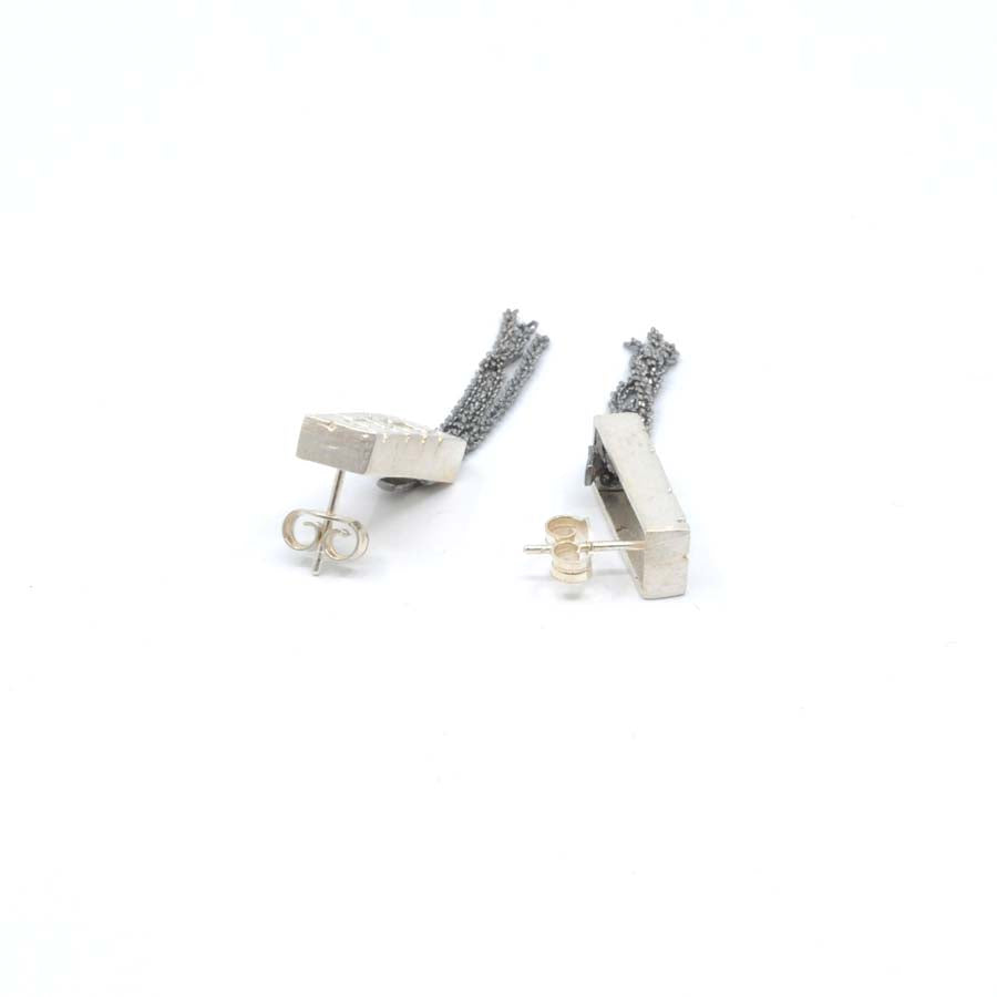 Long stud earrings in silver, Textura collection · Nerea Aixàs