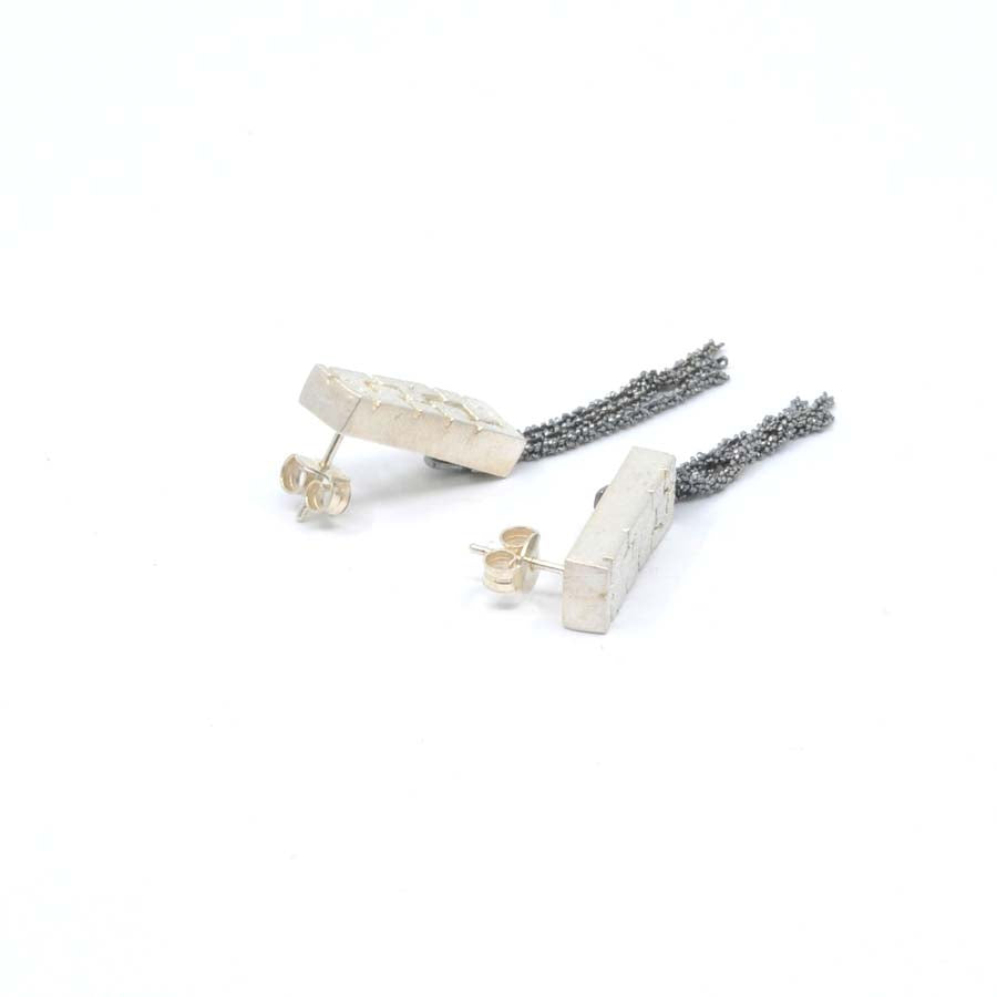 Long stud earrings in silver, Textura collection · Nerea Aixàs