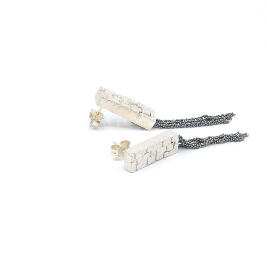 Long stud earrings in silver, Textura collection · Nerea Aixàs
