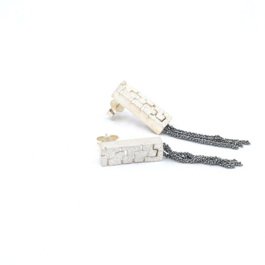 Long stud earrings in silver, Textura collection · Nerea Aixàs