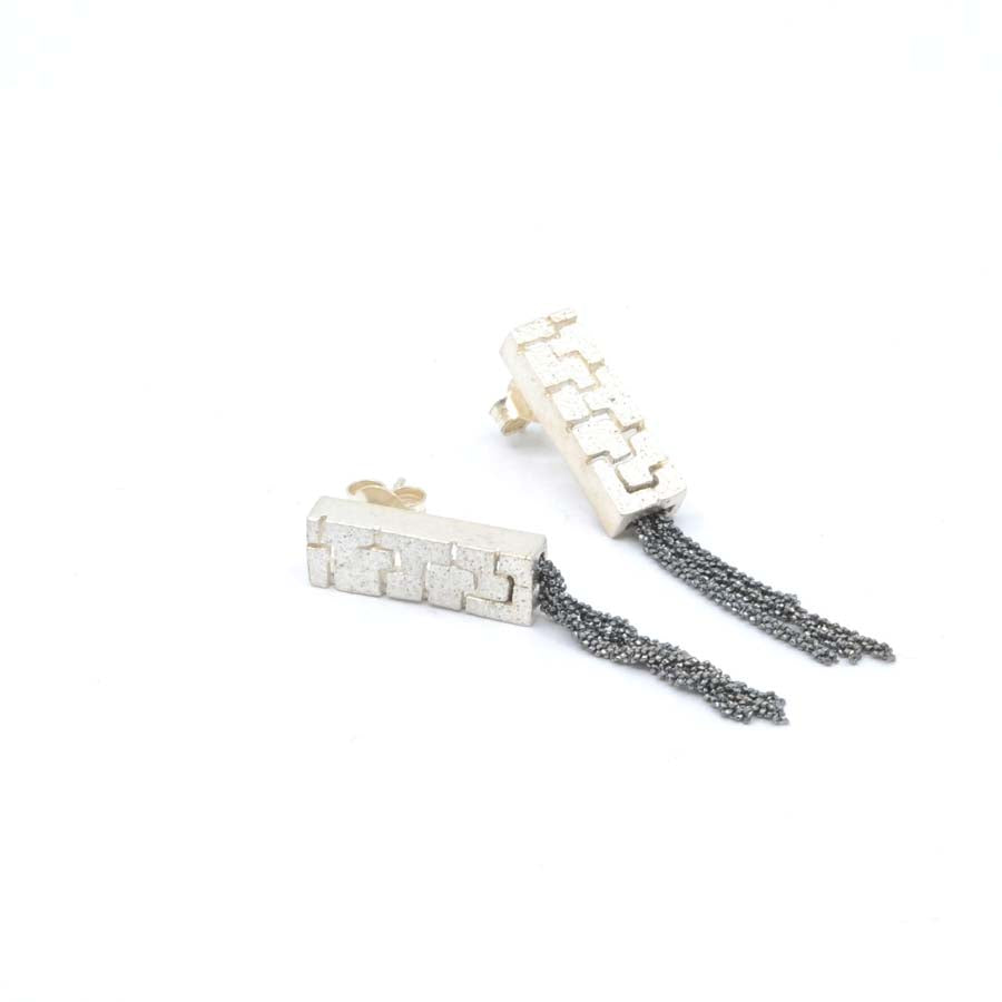 Long stud earrings in silver, Textura collection · Nerea Aixàs