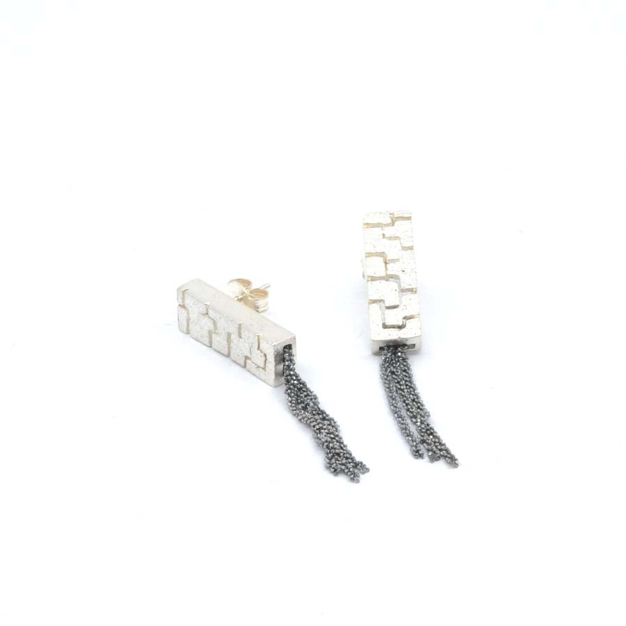 Long stud earrings in silver, Textura collection · Nerea Aixàs