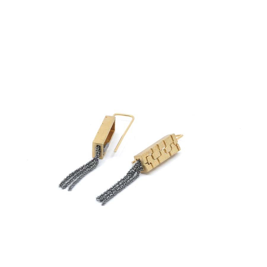 Pendientes largos de gancho de plata dorada, colección Textura · Nerea Aixàs