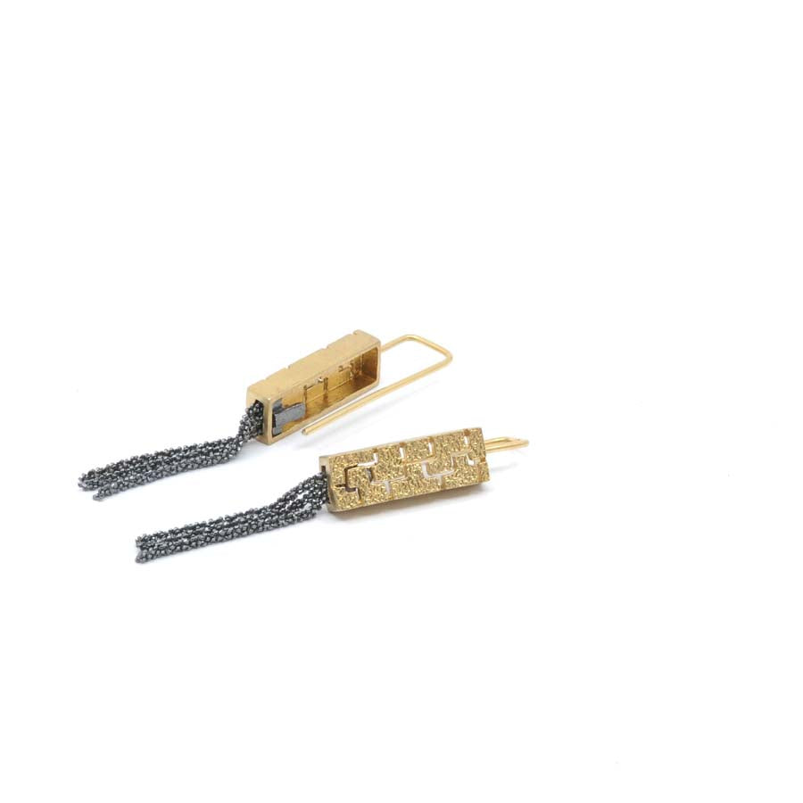 Pendientes largos de gancho de plata dorada, colección Textura · Nerea Aixàs