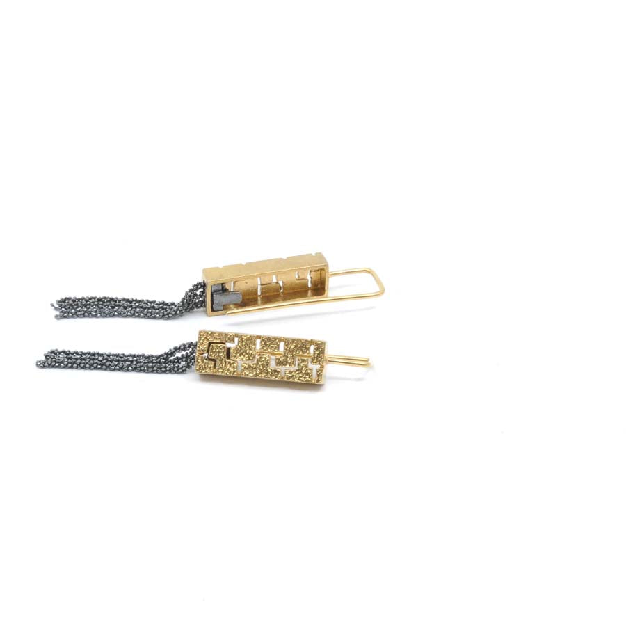 Pendientes largos de gancho de plata dorada, colección Textura · Nerea Aixàs