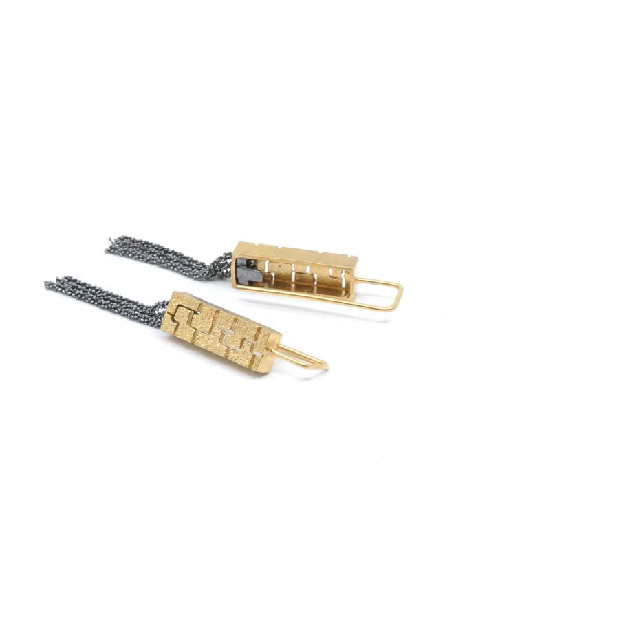 Pendientes largos de gancho de plata dorada, colección Textura · Nerea Aixàs
