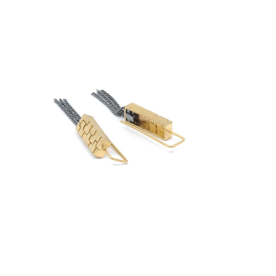 Pendientes largos de gancho de plata dorada, colección Textura · Nerea Aixàs