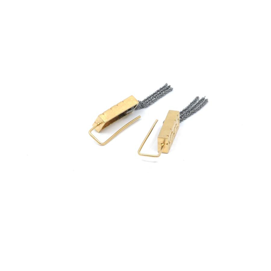Pendientes largos de gancho de plata dorada, colección Textura · Nerea Aixàs
