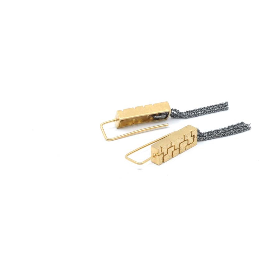 Pendientes largos de gancho de plata dorada, colección Textura · Nerea Aixàs
