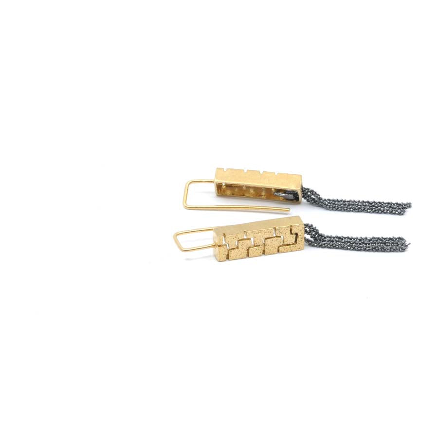 Pendientes largos de gancho de plata dorada, colección Textura · Nerea Aixàs