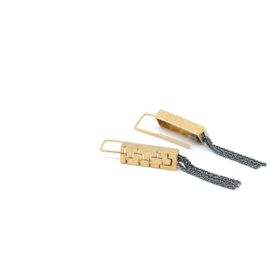 Pendientes largos de gancho de plata dorada, colección Textura · Nerea Aixàs