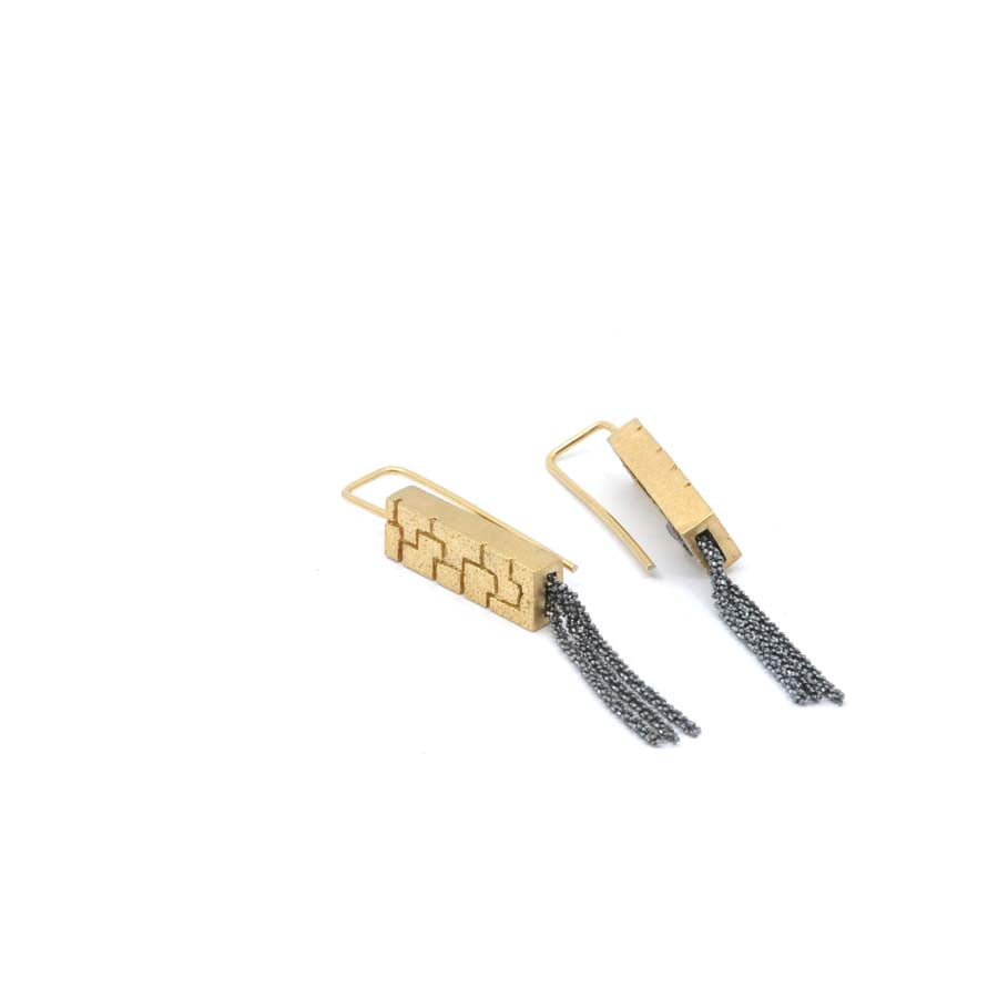 Pendientes largos de gancho de plata dorada, colección Textura · Nerea Aixàs