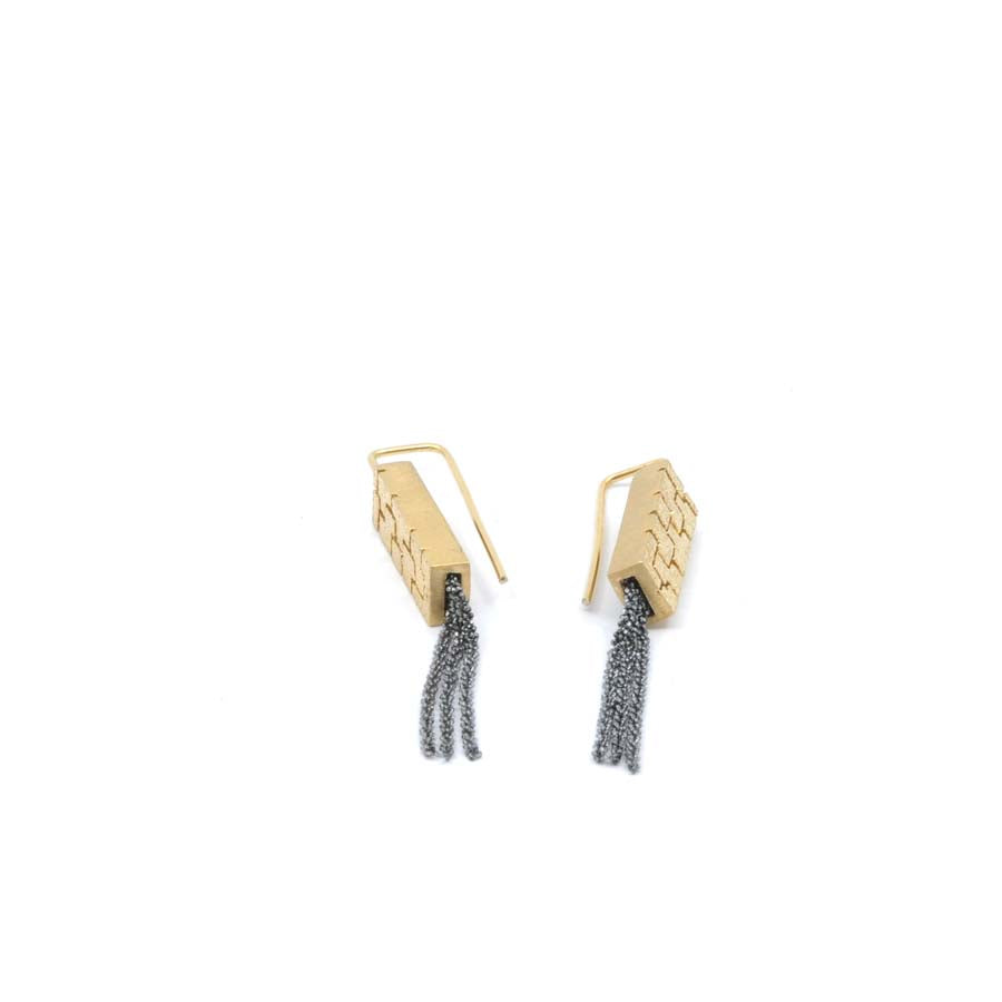 Pendientes largos de gancho de plata dorada, colección Textura · Nerea Aixàs