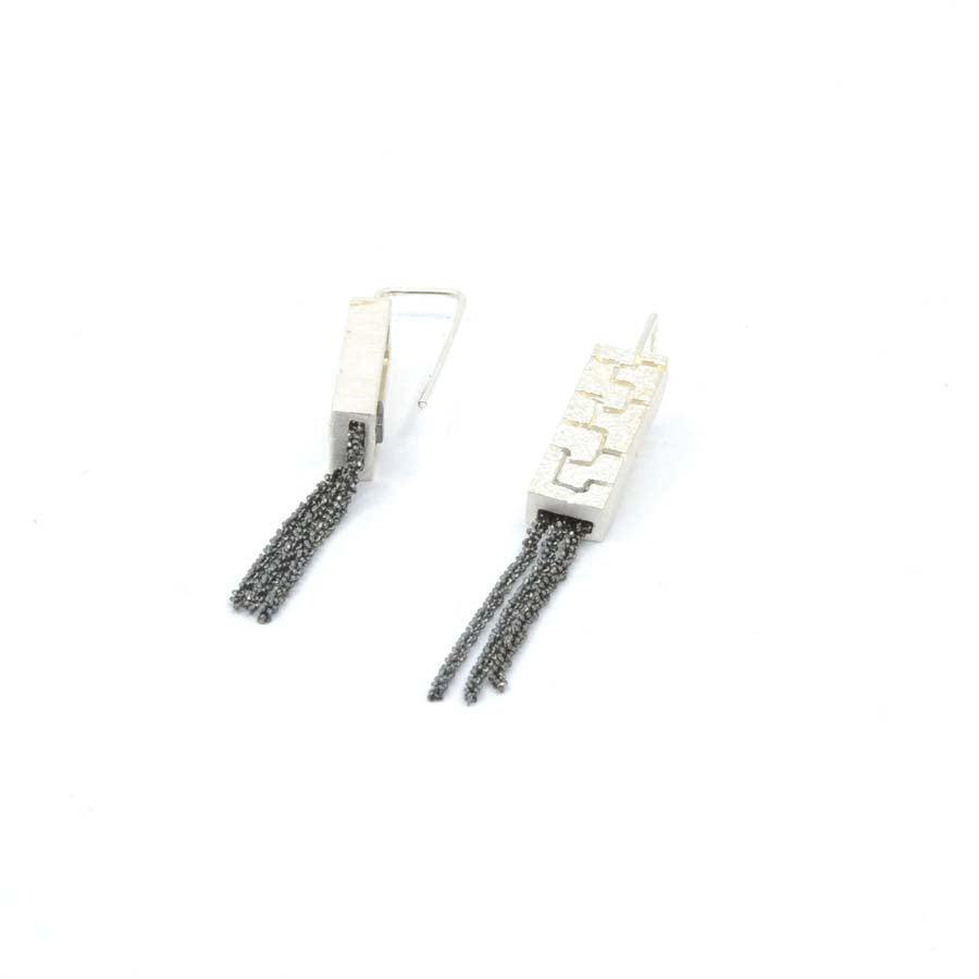 Long hook earrings in silver, Textura collection · Nerea Aixàs