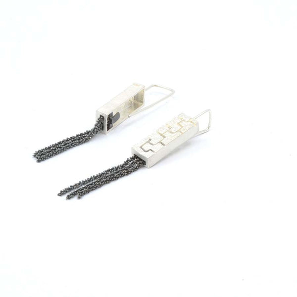 Long hook earrings in silver, Textura collection · Nerea Aixàs