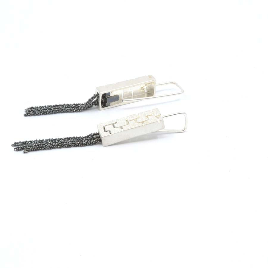 Long hook earrings in silver, Textura collection · Nerea Aixàs