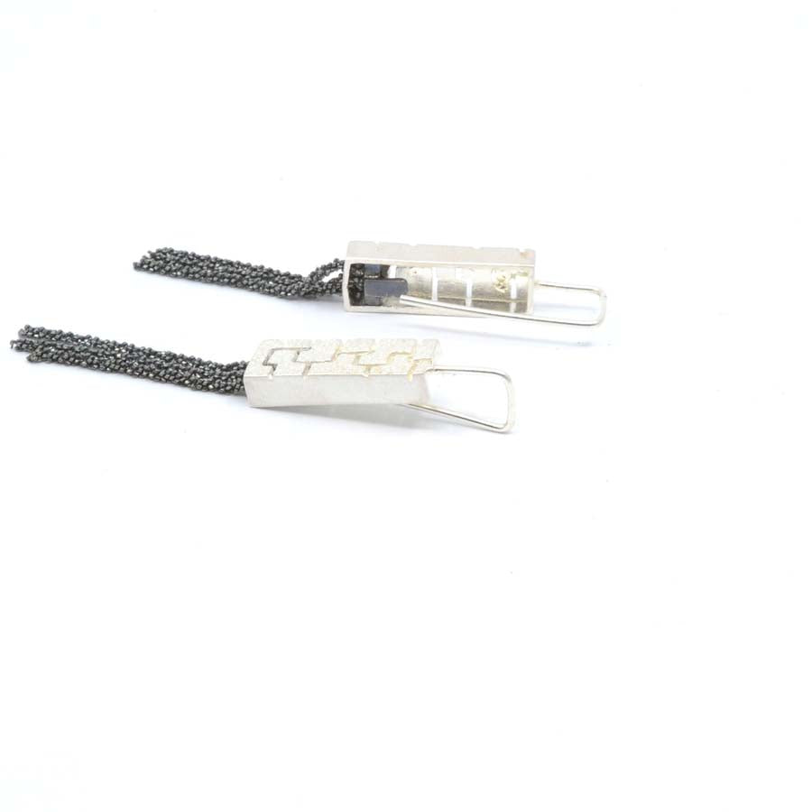 Long hook earrings in silver, Textura collection · Nerea Aixàs