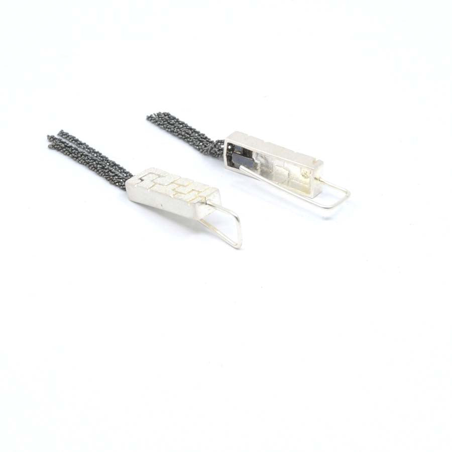 Long hook earrings in silver, Textura collection · Nerea Aixàs