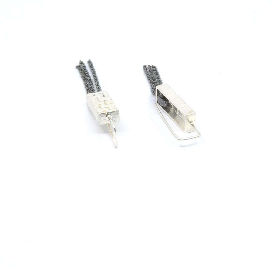 Long hook earrings in silver, Textura collection · Nerea Aixàs