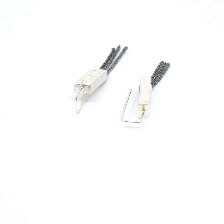 Long hook earrings in silver, Textura collection · Nerea Aixàs