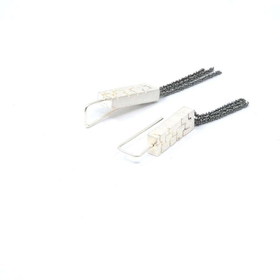 Long hook earrings in silver, Textura collection · Nerea Aixàs