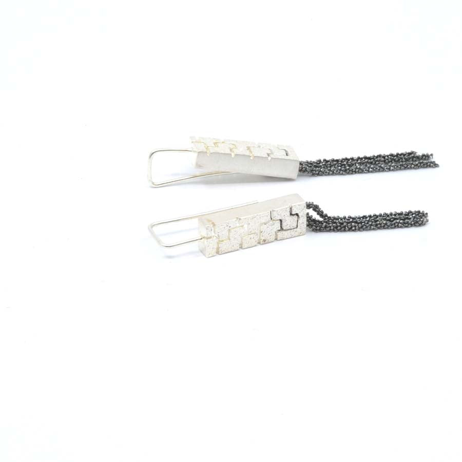 Long hook earrings in silver, Textura collection · Nerea Aixàs