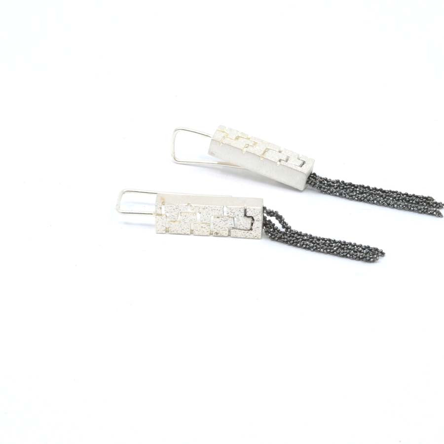 Long hook earrings in silver, Textura collection · Nerea Aixàs