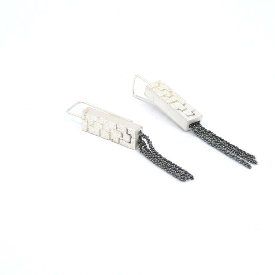 Long hook earrings in silver, Textura collection · Nerea Aixàs