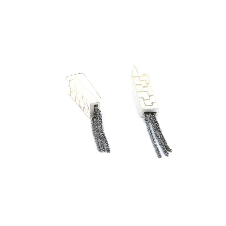 Long hook earrings in silver, Textura collection · Nerea Aixàs