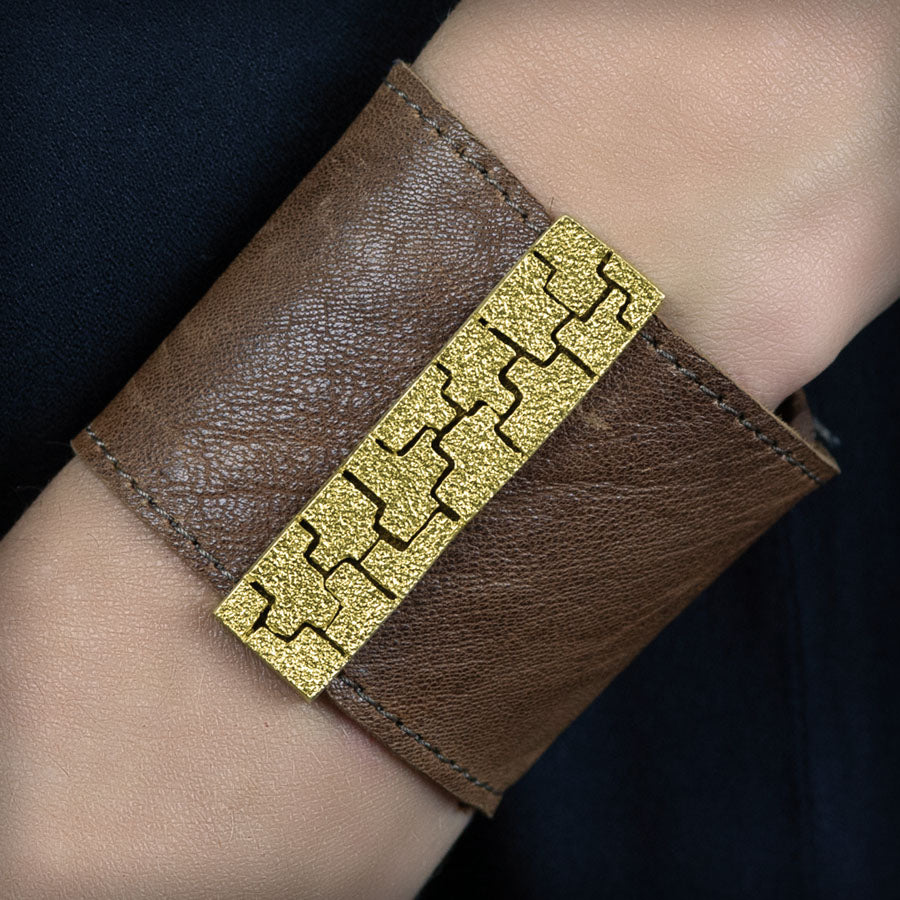 Pulsera de cuero y plata dorada, colección Textura · Nerea Aixàs